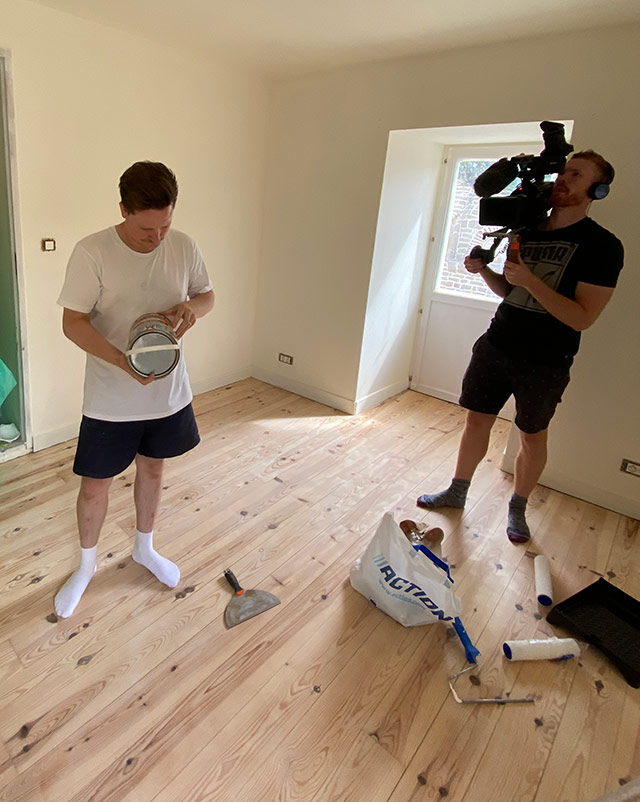 Un caméraman filme des travaux de rénovation pour une émission de télé-réalité.