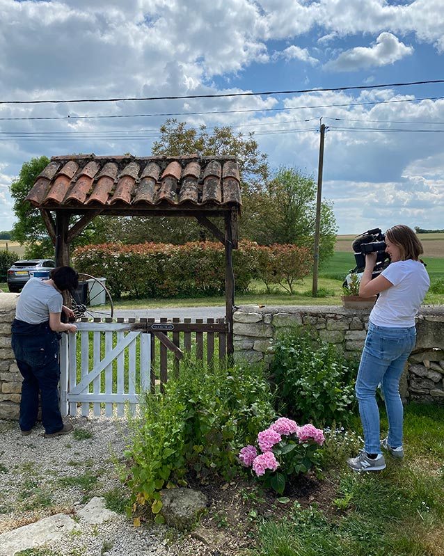 Kamerateam filmt Renovierungsarbeiten in Frankreich für ein neues Leben in der Sonne