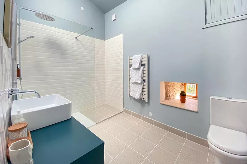 Salle de bain lumineuse et aérée dans une location de vacances en France