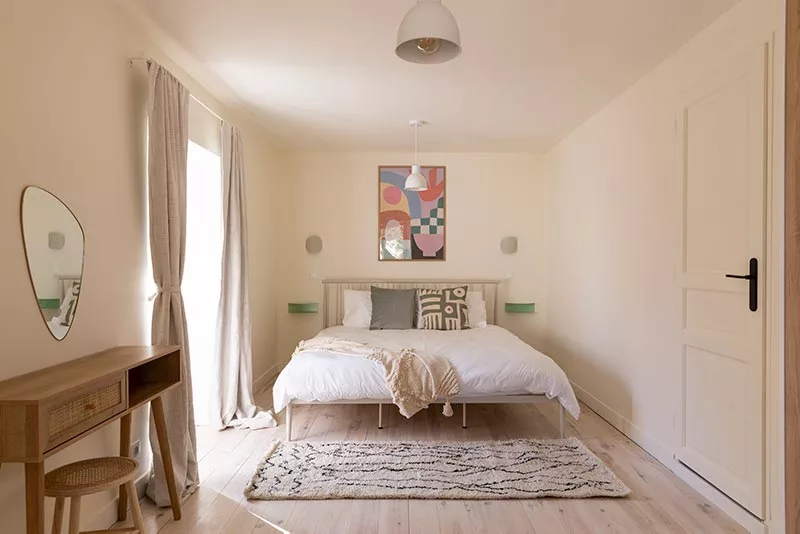 Design elegante e rilassante della camera da letto in una gite francese