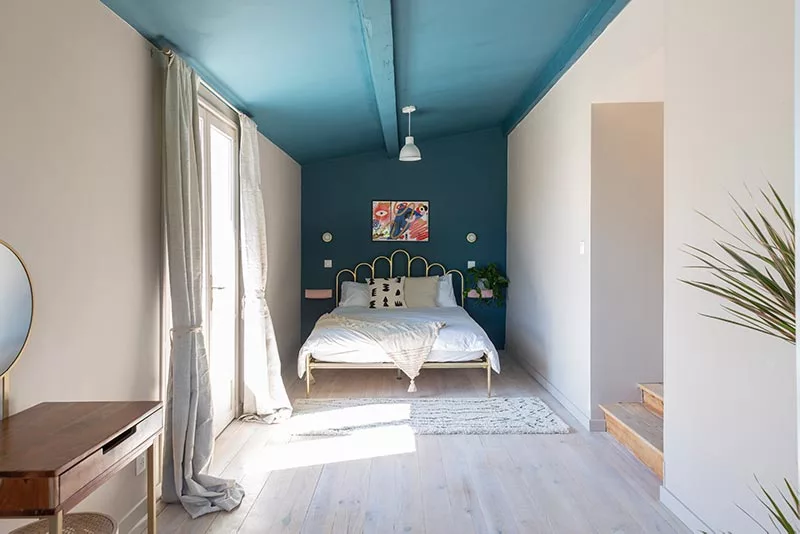 design contemporain dans une chambre de location de vacances en France