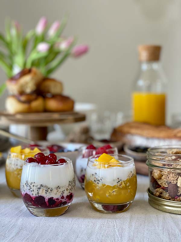 Veganistische fruit- en yoghurtparfaitpotjes op een ontbijtbuffet