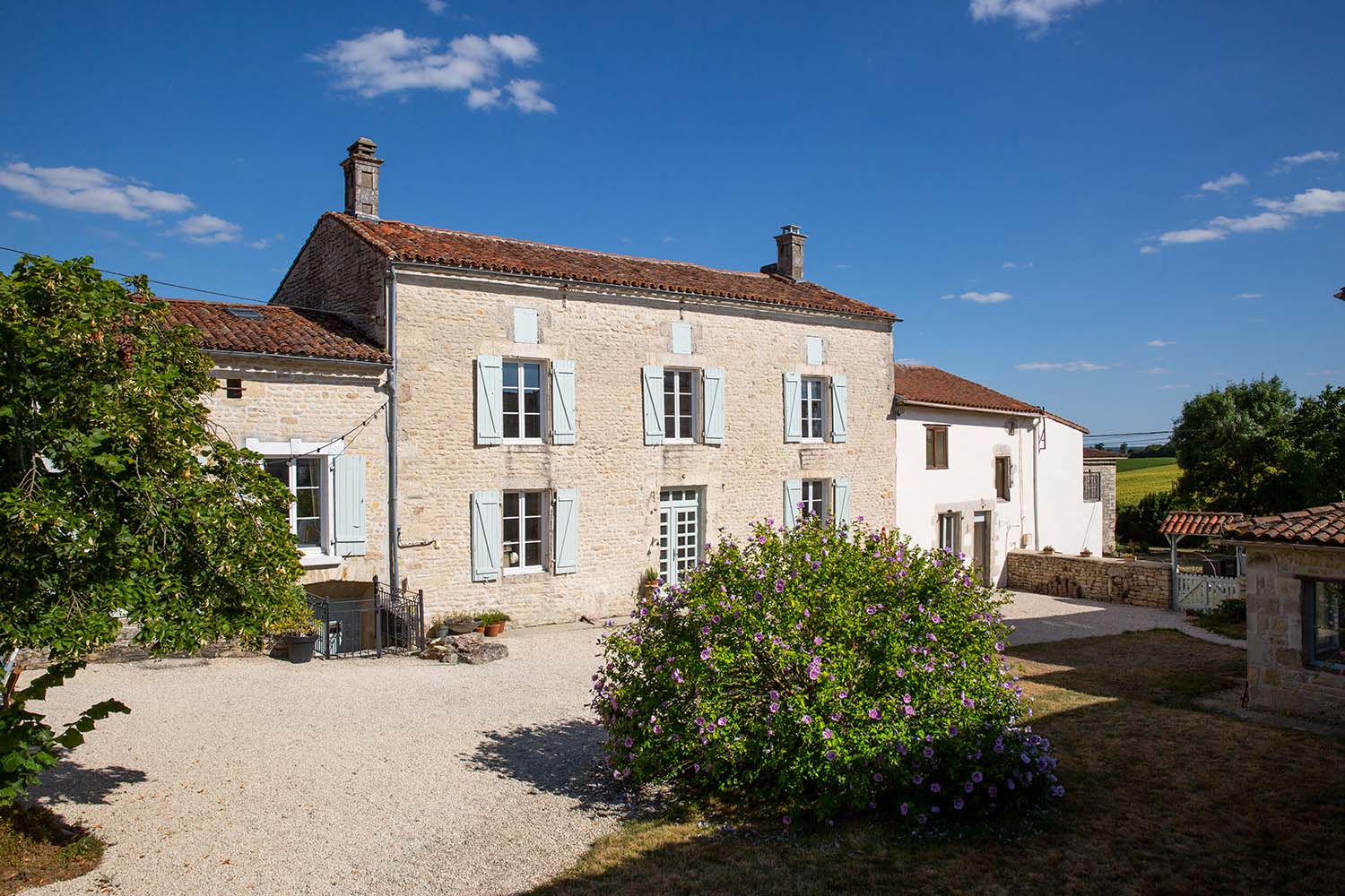The courtyard of gîte complex La Cour de Husson in the Charente